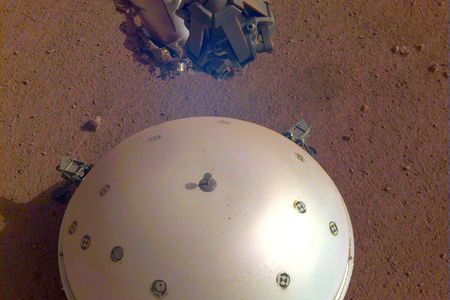 The SEIS instrument on the surface of Mars.