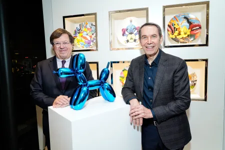 Michel Bernardaud and artist Jeff Koons with one of the editions of "Balloon Dog (Blue)"