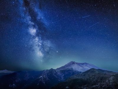 Southern Delta Aquariids meteors and the Milky Way above Mount St. Helens