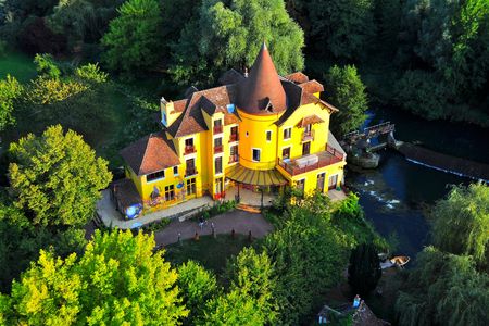 Le Moulin Jaune, or The Yellow Mill.