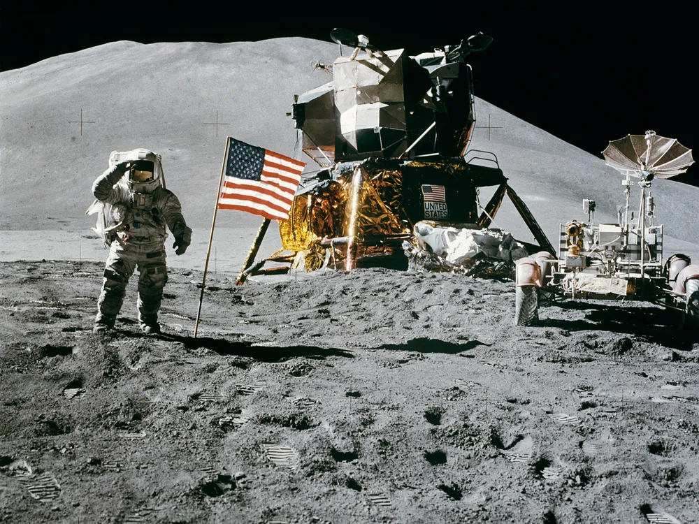 Apollo_15_flag,_rover,_LM,_Irwin.jpg