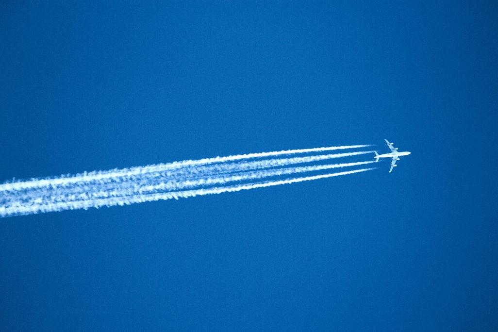 A340 Contrails