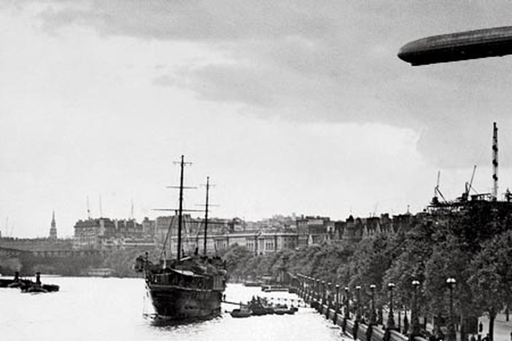 Arch_Blimp_Flash_JJ09.jpg