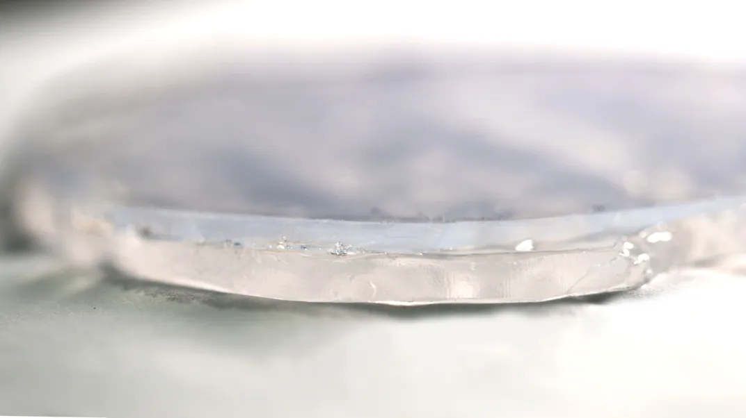 A cross section to two transparent layers of material, with hydrogel on the bottom and aerogel as the top layer