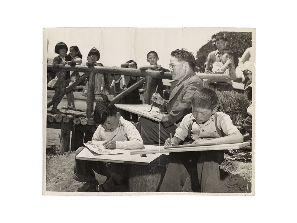 Photograph of Chiura Obata teaching a children's art class at Tanforan Art School, 1942 / unidentified photographer. Chiura Obata papers, circa 1891-2000, 1942-1945. Archives of American Art, Smithsonian Institution.