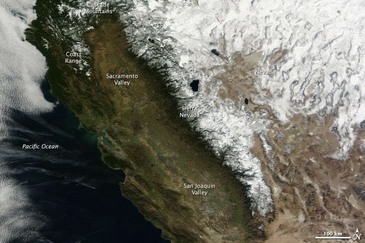 And the same section of the Sierra Nevada mountains as seen at this time last year. Photo: <a href = "http://earthobservatory.nasa.gov/IOTD/view.php?id=82910">NASA Earth Observatory / Terra - MODIS</a> 