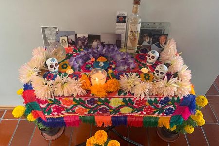 Altars are an important aspect of the Dia de los Muertos holiday in Mexico. 