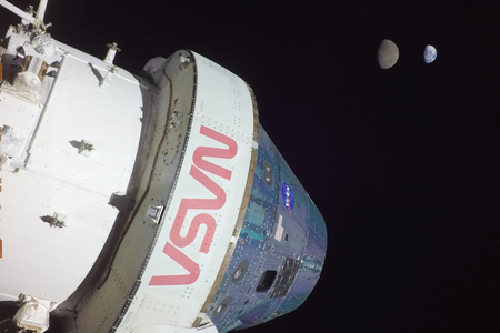 Artemis 1 Orion spacecraft with Earth and Moon in the distance.