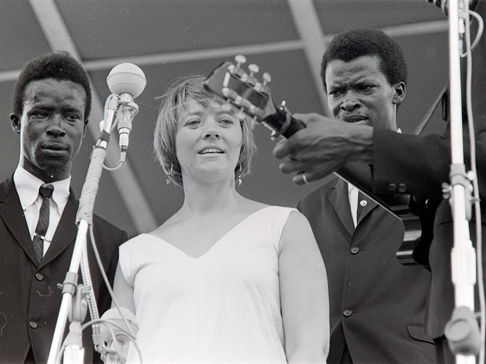 Barbara Dane with the Chambers Brothers at the 1965 Newport Folk Festival. (Photo by Diana Davies, Ralph Rinzler Folklife Archives)
