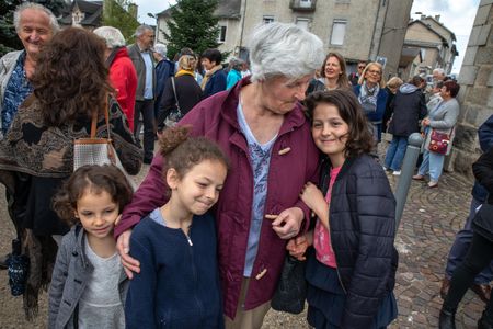 Michelle Baillot (center) picks up three sisters (from left: Touana, 5, Schkourtessa, 7, and Erlina, 10) from school. Baillot welcomed the family when the parents fled Kosovo after conflict engulfed the former Yugoslavia.