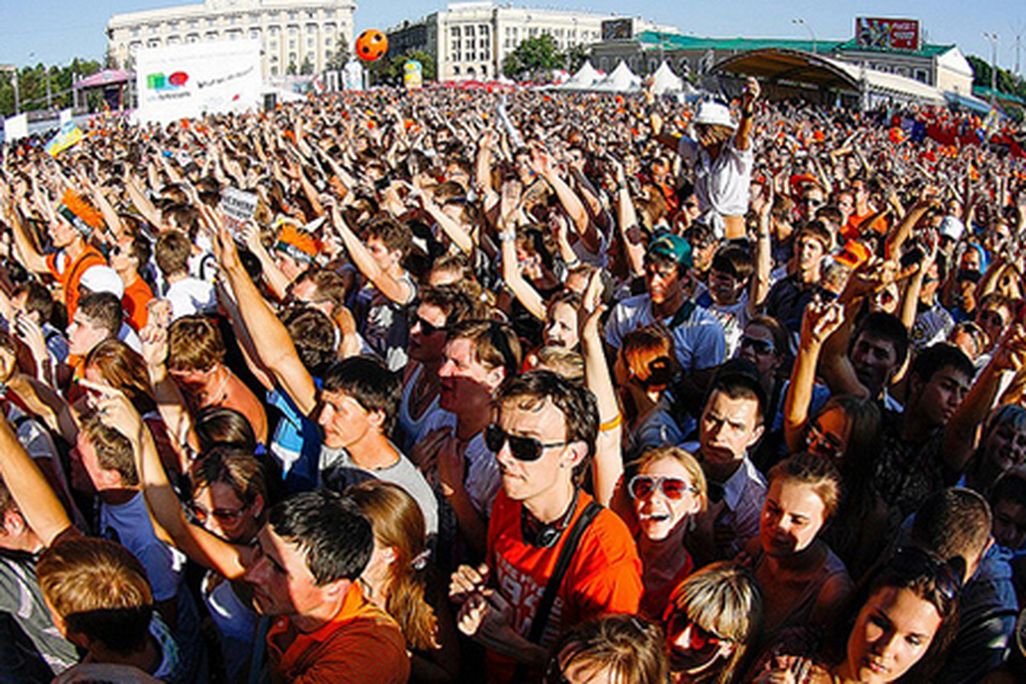 Thousands of Dutch fans celebrate a soccer match