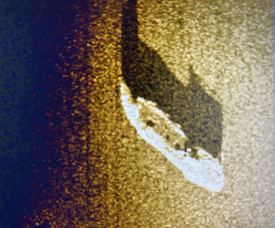 Image of shipwreck on bottom of lake bed