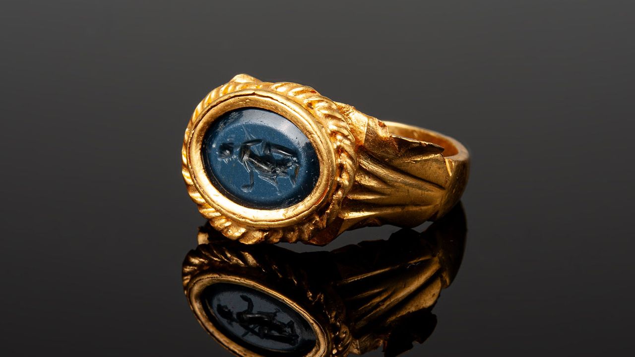 Exceptionally Well-Preserved Gold Ring Featuring 'Venus the