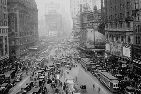 O. O. McIntyre's daily column about the city, "New York Day by Day," ran in more than 500 newspapers throughout the United States.
