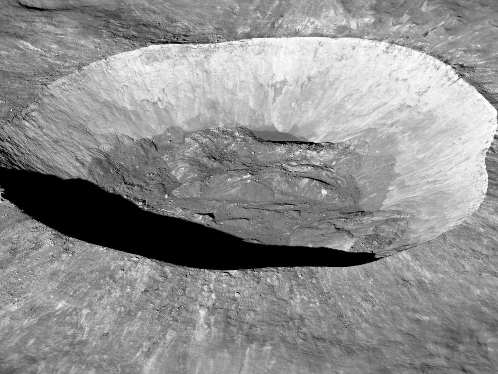 lunar crater 11847h.jpeg