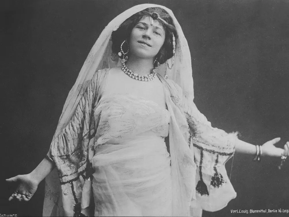 Gertrud Eysoldt as Salome in a Berlin production of Oscar Wilde's notorious play, circa 1902