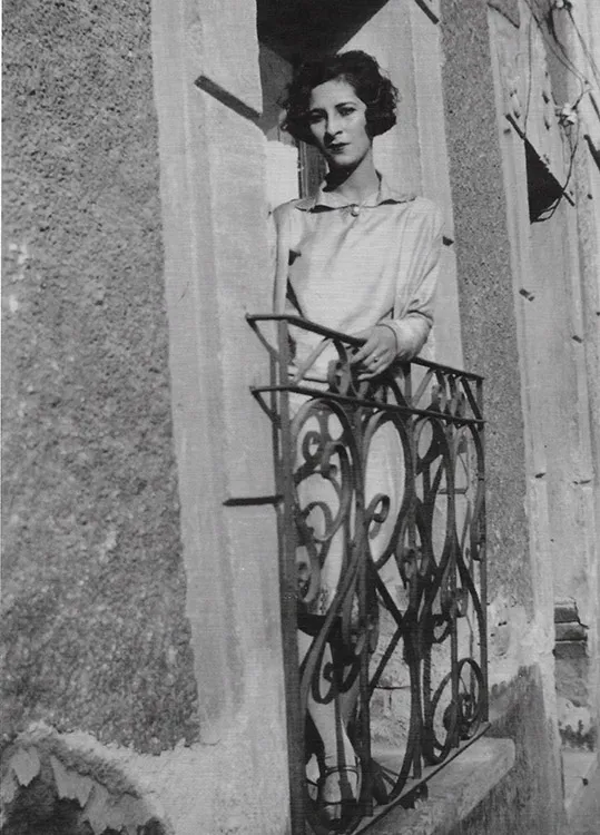 Luisa Moreno stands on a balcony in Mexico City, 1927 (NMAH)