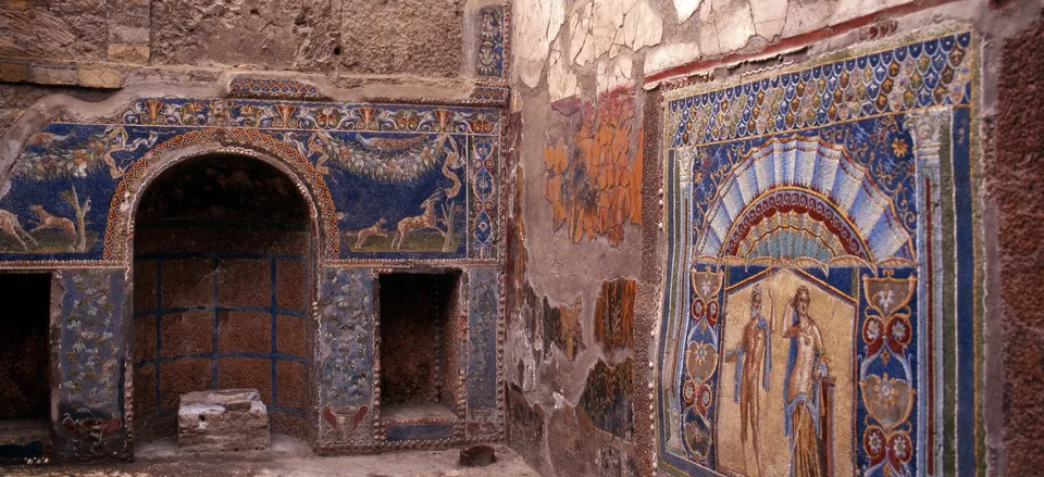  Frescoes in a room in Herculaneum 