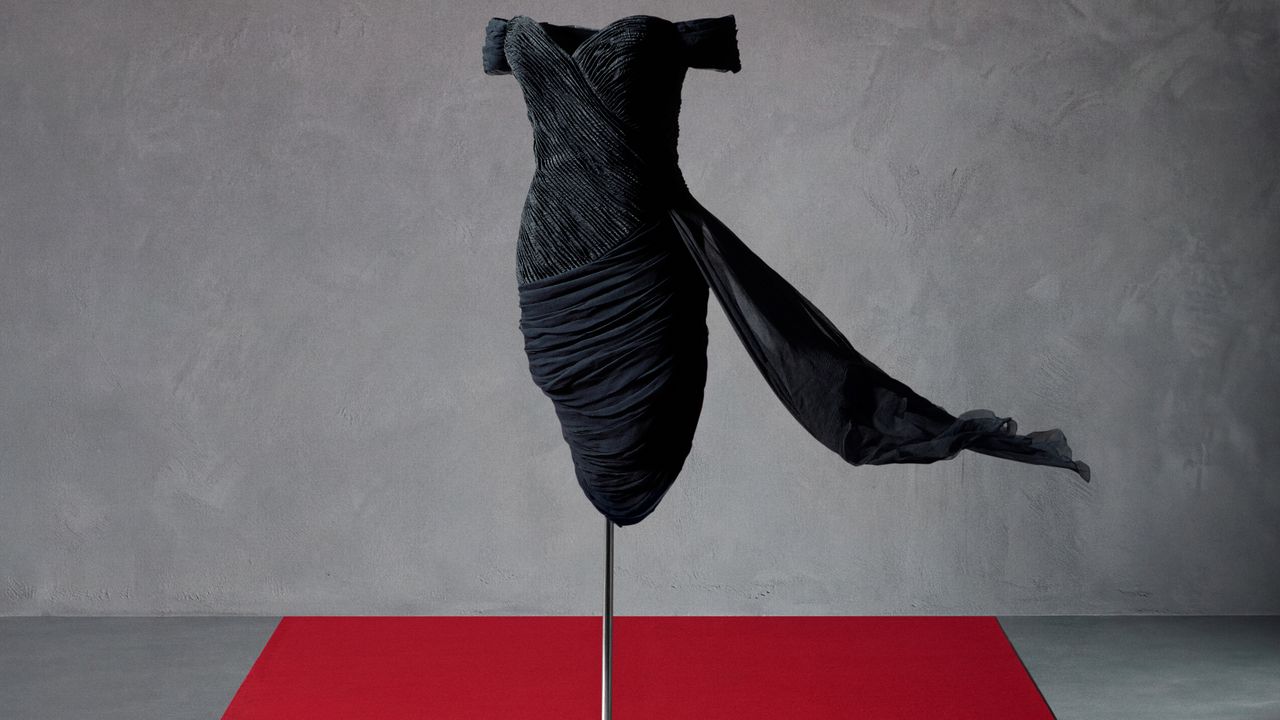 black revenge dress Princess Diana's 'Revenge Dress' Is Heading to Auction for the First Time in Nearly 30 Years Black Velvet Strapless High romantic aesthetic COLOR:French Blue