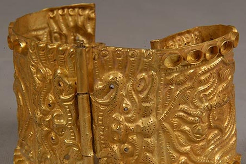 14th century gold alloy bracelet