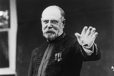 Sousa around 1915, about a decade after he first decried "mechanical music."