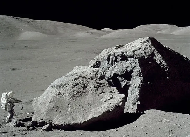 596px-Moon-apollo17-schmitt_boulder-1.jpg