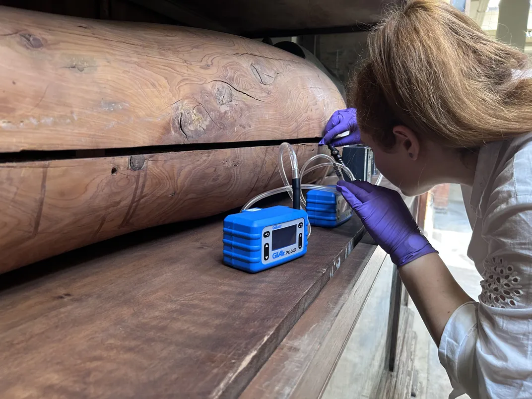 Emma Paolin sets up active air sampling with sorbent tubes and pumps.