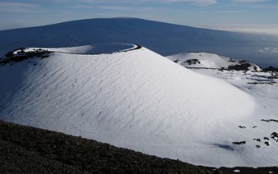 Mauna Loa (as seen from nearby Mauna Kea) is tall enough to have snow, at least when the volcano isn't erupting
