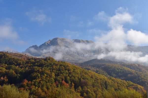 Mist covered rocky range in Bosnia and Hercegovina thumbnail