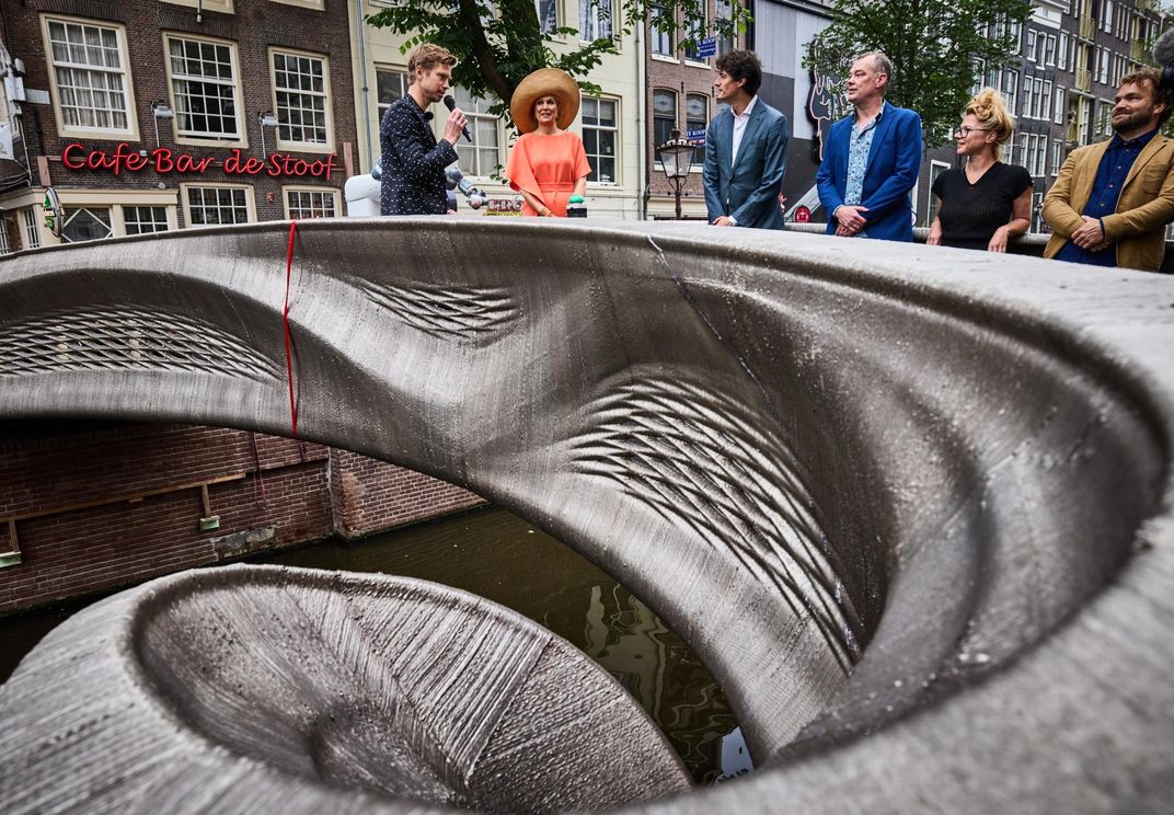 Queen Máxima of the Netherlands inaugurated the bridge with the help of a robot