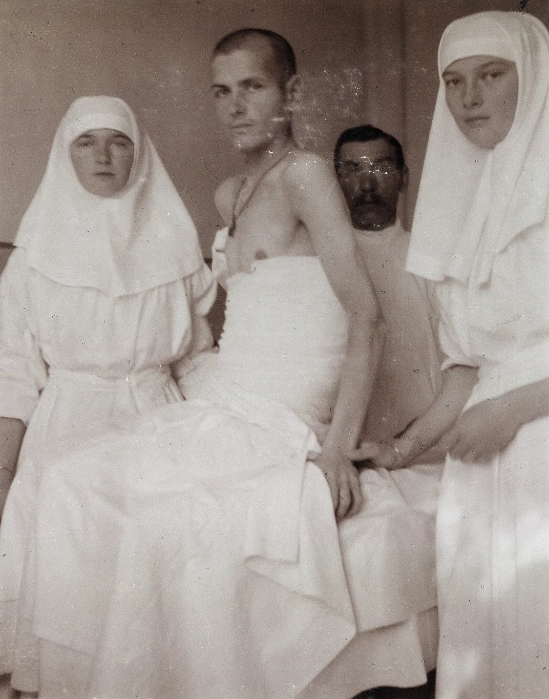 Olga (left) and Tatiana with a wounded soldier in 1915
