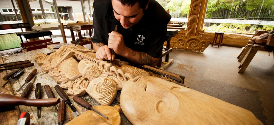  Maori artist working on traditional carving. Credit: Eric Lindberg/Tourism New Zealand