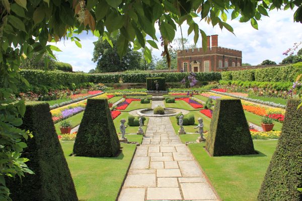 Formal gardens at Hampton Court thumbnail