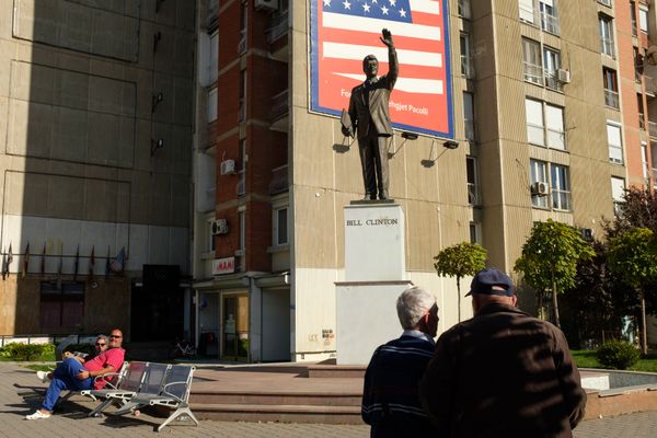 Statue of Bill Clinton in Prishtina, Kosovo thumbnail