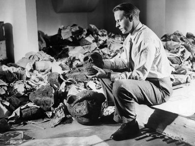 Thor Heyerdahl photographed with archaeological artifacts from Easter Island