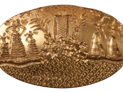 Gold signet ring showing five elaborately dressed female figures gathered by a seaside shrine