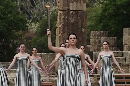 Greek actor Mary Mina played the role of the high priestess at the ceremony, which took place in Olympia in front of the ruins of the temple of Hera.