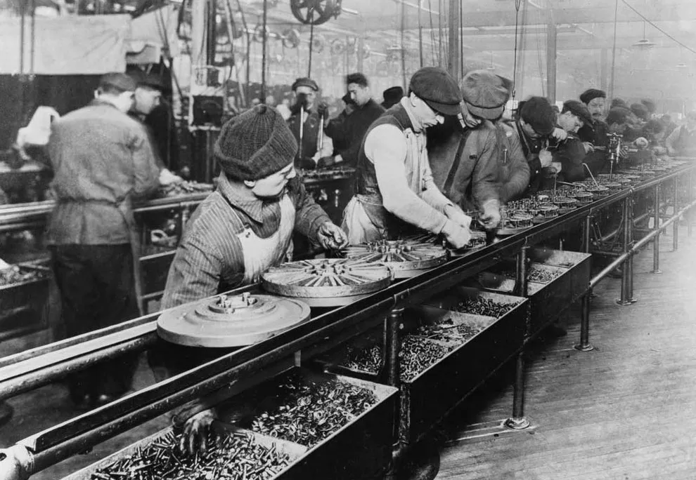 Ford_assembly_line_-_1913.jpg