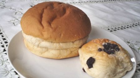 The Sally Lunn bun (left) and the Bath bun (right)