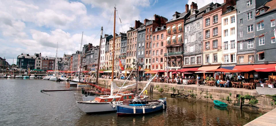  The charming port of Honfleur 