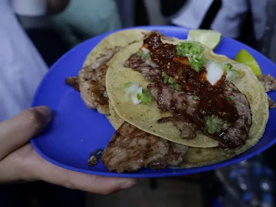 Taquer&iacute;a El Califa de Le&oacute;n makes simple tacos with meat, salt, lime juice and optional sauces.

