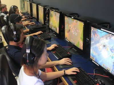 University of California, Irvine students playing League of Legends.