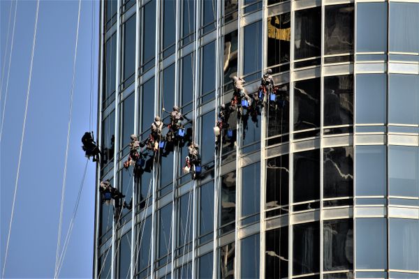 Window washers on the Burj Khalifa defy gravity thumbnail