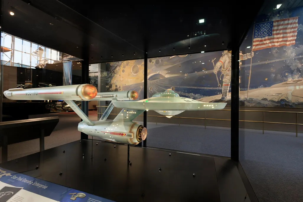 StarshipEnterprise_case (5000x3828).jpg