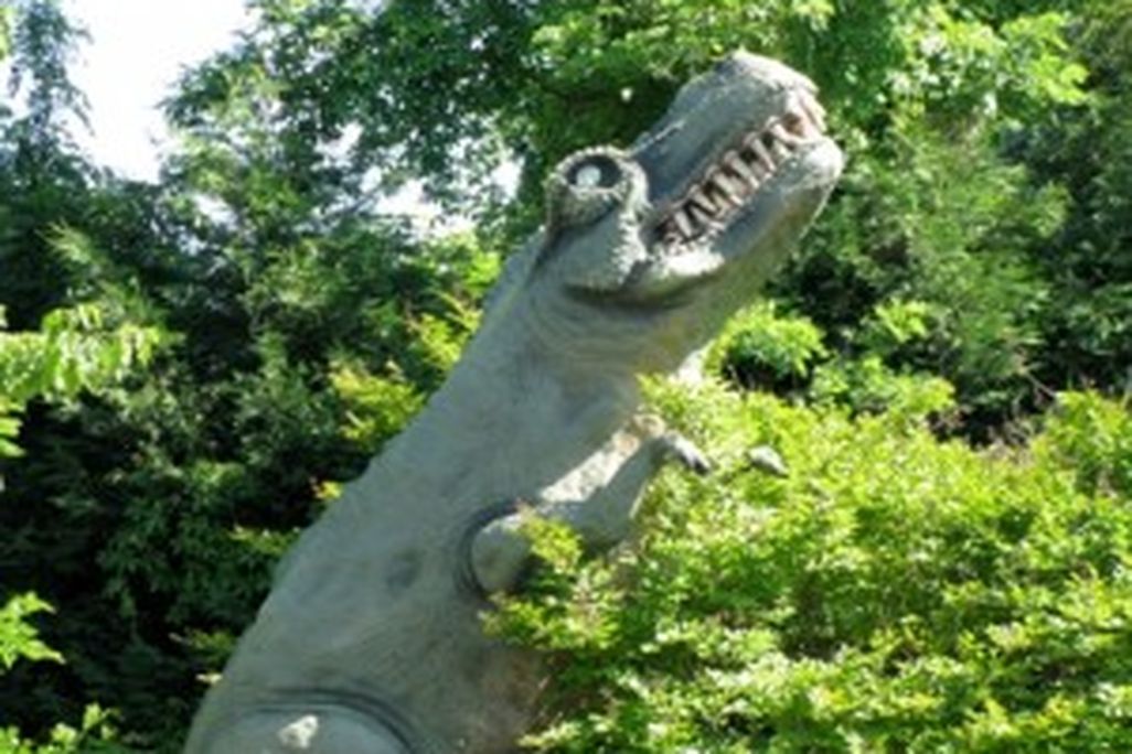 20110520083214golf-course-dinosaur-300x224.jpg