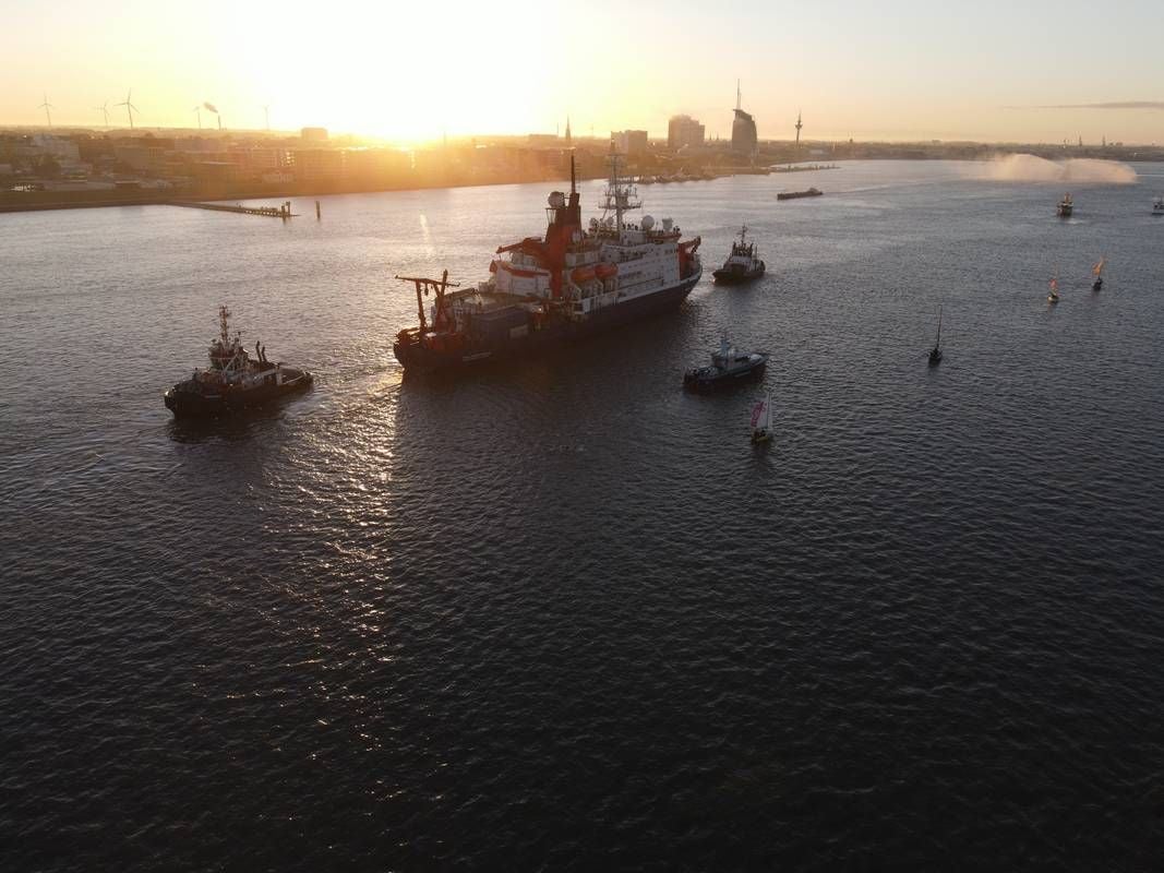 RV Polarstern arriving in Bremerhaven