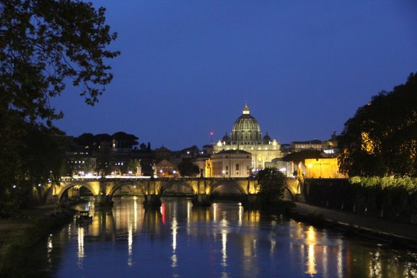 Vatican at night thumbnail