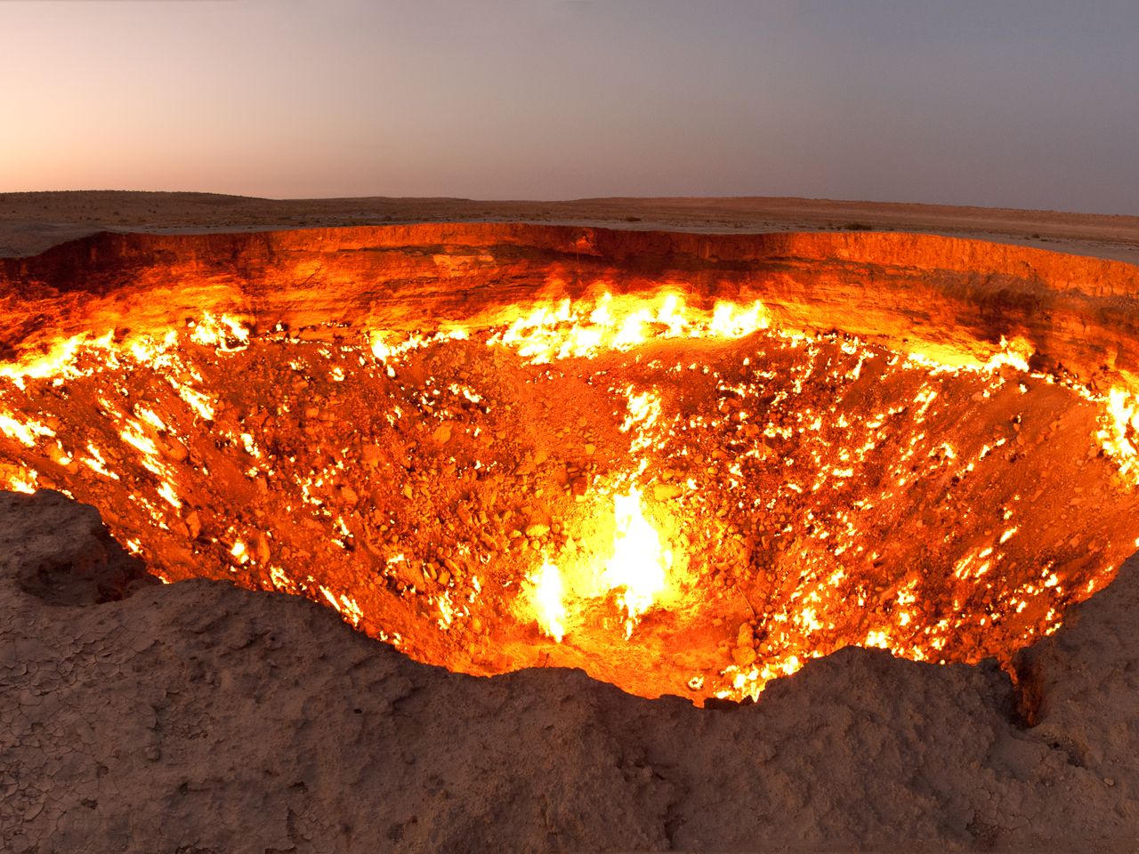 火山岩 円形 穴あき crater_panorama.jpg
