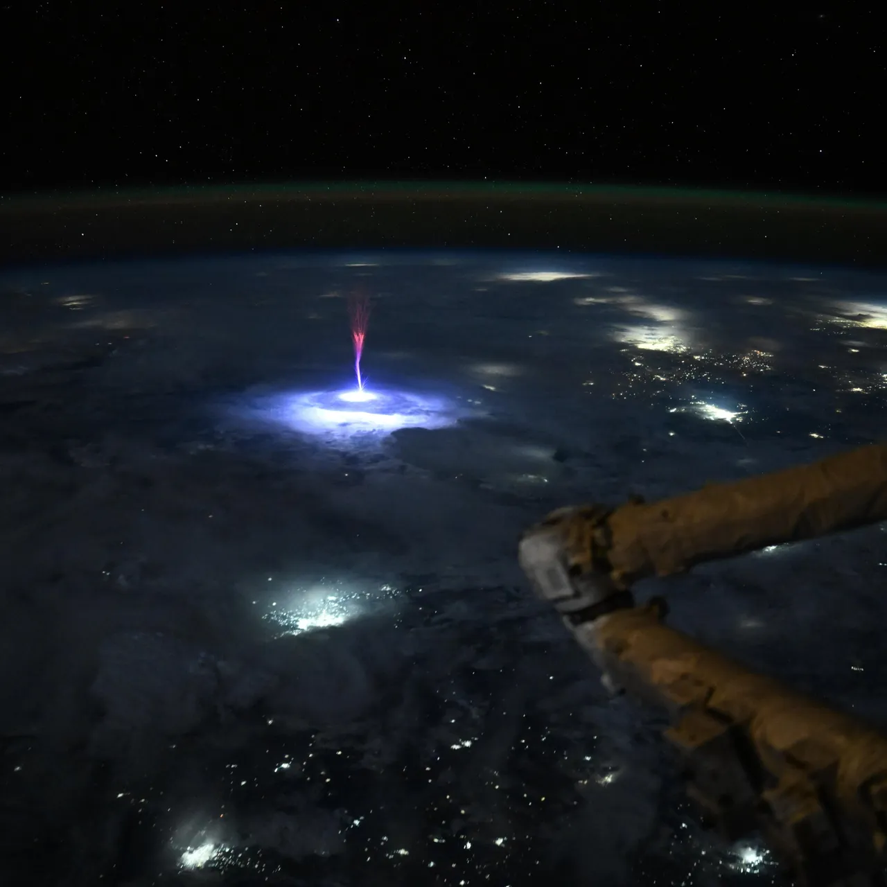Mysterious 'Red Sprite' Appears in NASA Astronaut Photo From the Space  Station. What Is This Strange Electrical Flare?, image size:1280x1280