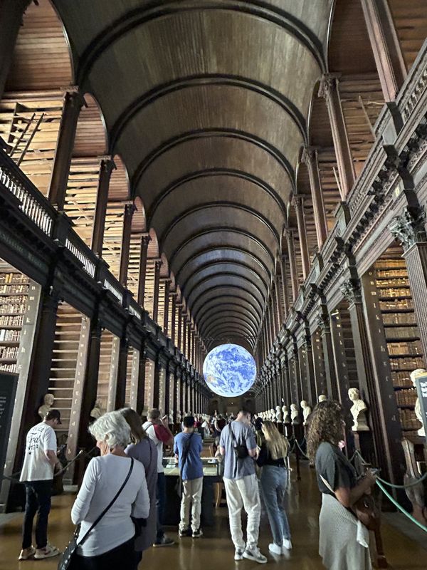 Crowds at Dublin landmark thumbnail